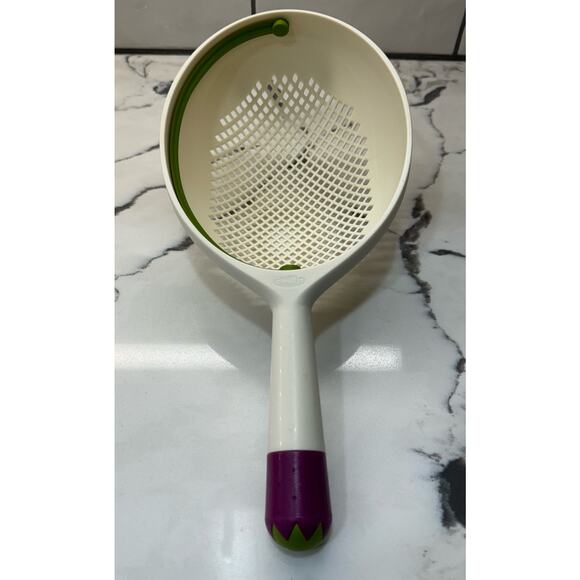 Chef'n Wash 'n Toss Sweeper Colander Strainer - Picture 3 of 3
